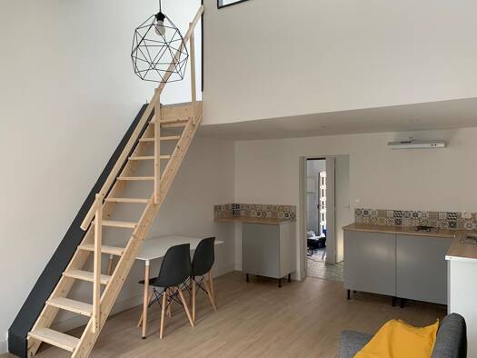 Appartement à louer 420 € 1 pièce 41,5 m² Étage 3/3 Crêt de Roc Saint-Étienne 42000