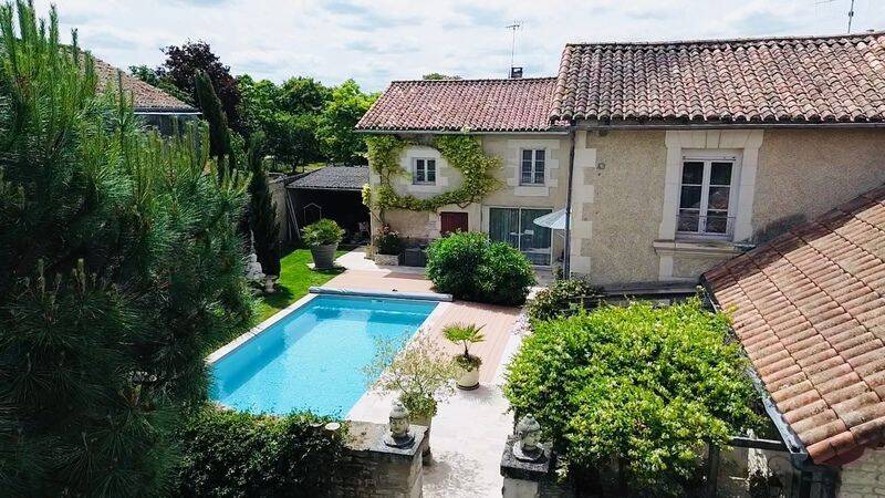Maison 8 pièces 267 m² · à Avanton · 267 m² · 460 000 €
