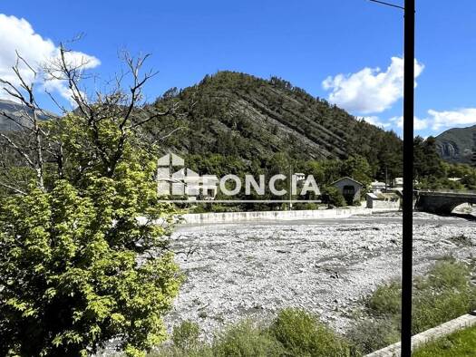 Immeuble à vendre 120 000 € 400 m² La Javie 04420