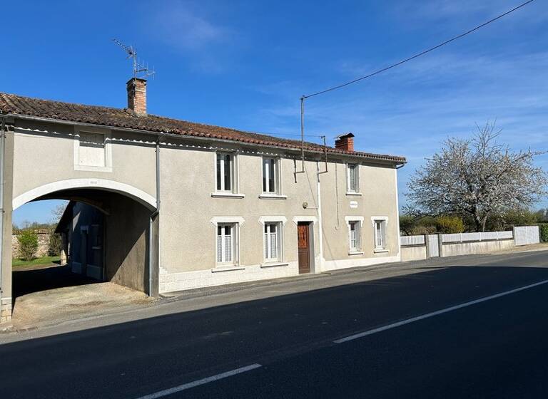 Mas à vendre 127 000 € 6 pièces 4<br/>chambres 133 m²<br/>superficie 2 920 m²<br/>terrain Chantecorps 79340