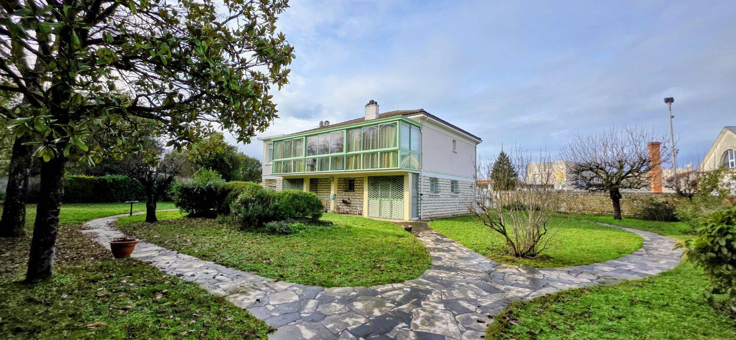 Maison 8 pièces 156 m² · à La Couronne · 156 m² · 249 500 €