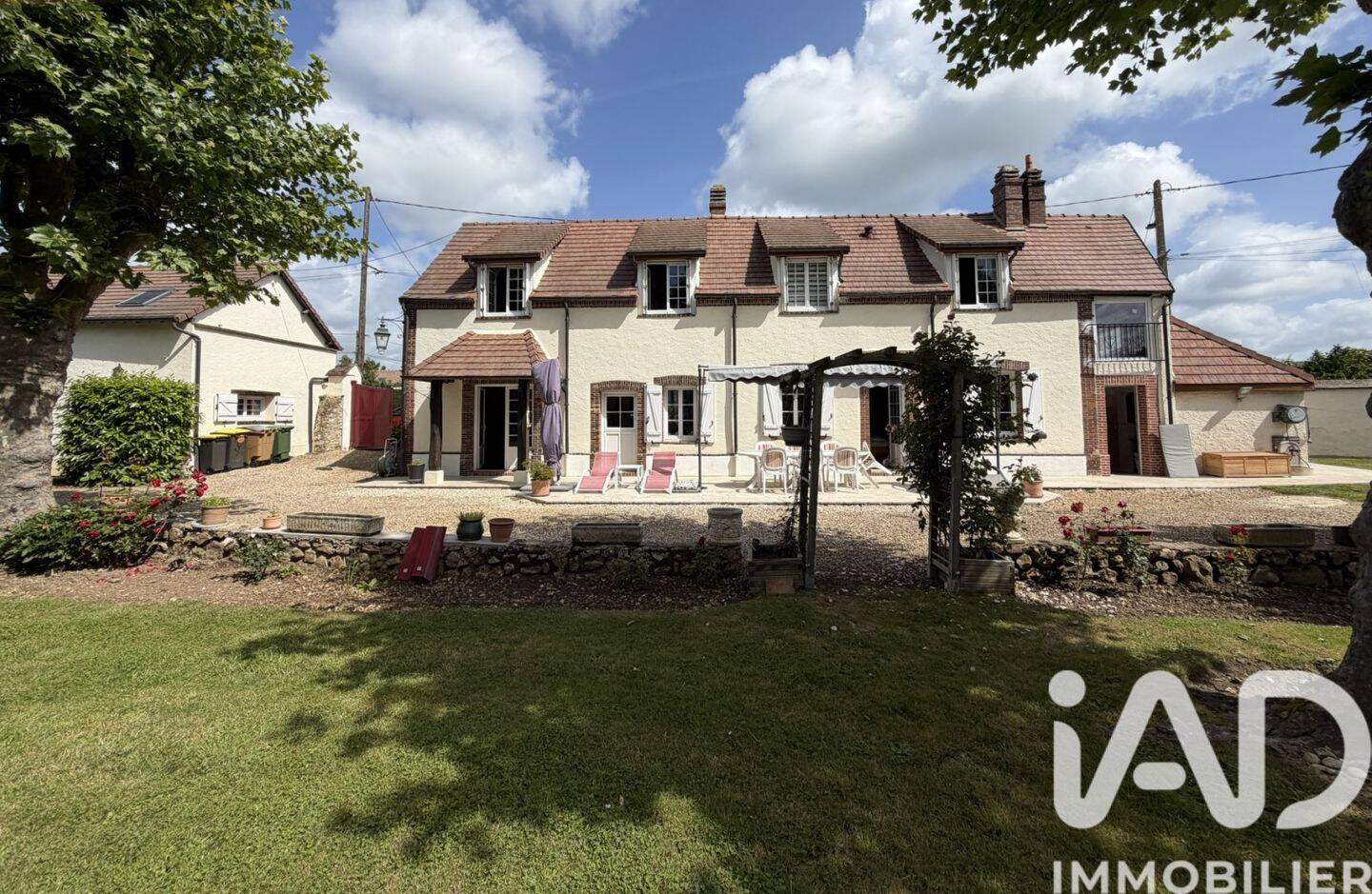 Maison 7 pièces 195 m² · à Marville-Moutiers-Brûlé · 195 m² · 350 000 €
