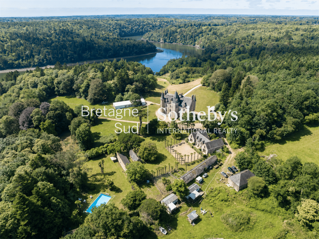 Maison 15 pièces 800 m² · à Plomelin · 800 m² · 4 800 000 €