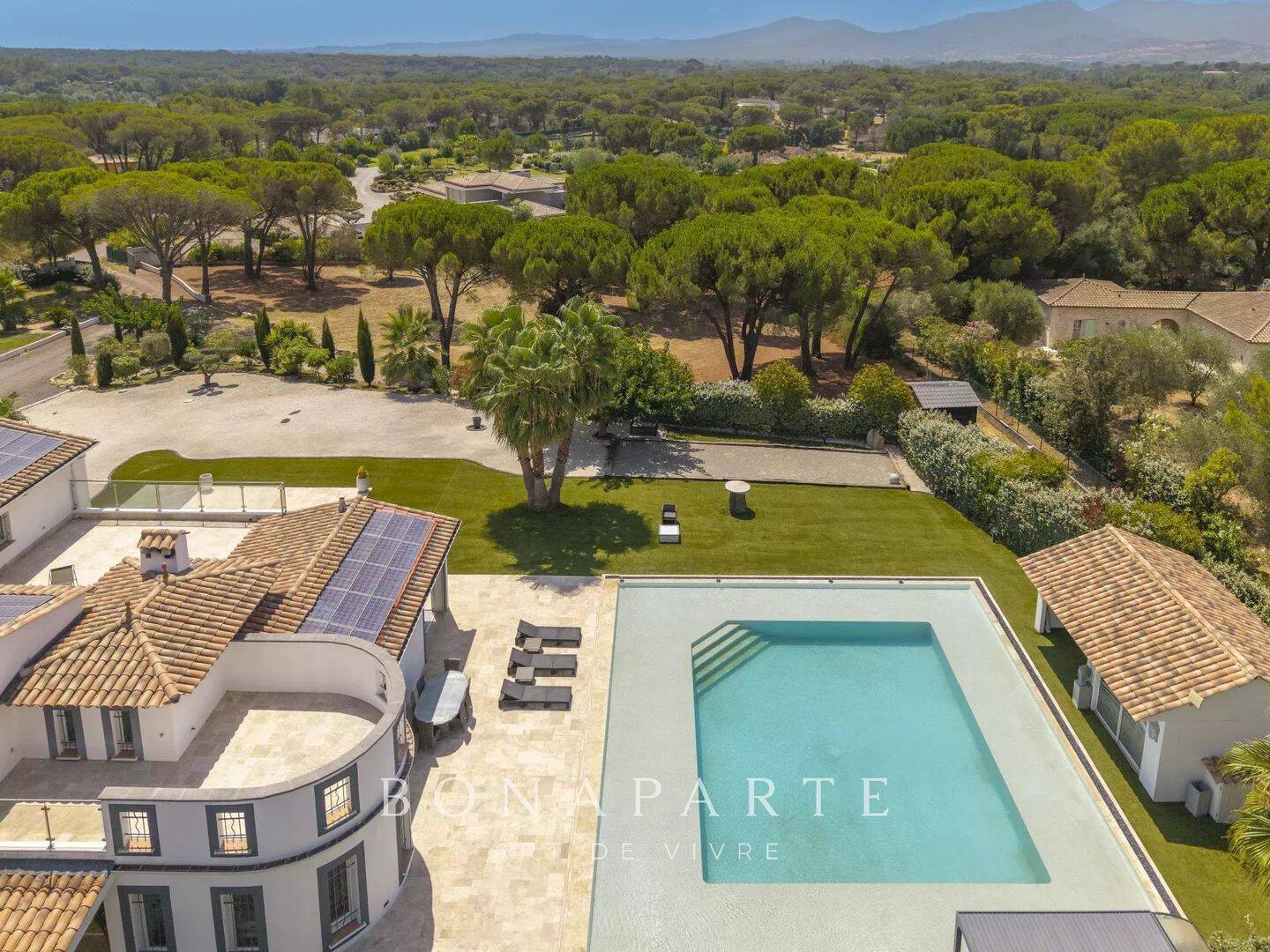 Maison 10 pièces 280 m² · à Roquebrune-sur-Argens · 280 m² · 1 390 000 €