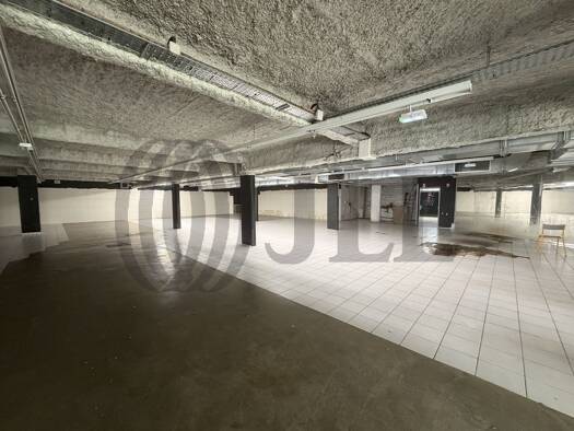 Local d'activités à louer 7 439 € 541 m² d'espace de stockage Étang Saint Denis Chaville 92370