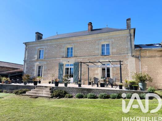 Demeure à vendre 249 000 € 5 pièces 3 chambres 159,6 m² 2 760 m² de terrain Coussay 86110
