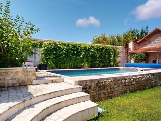 Maison à vendre 354 000 € 7 pièces 5 chambres 208 m² 675 m² de terrain Hôtel de Ville Cognac 16100