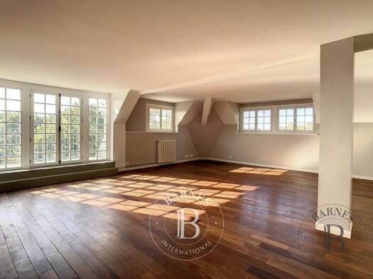 Duplex à louer 3 395 € 6 pièces 4 chambres 180 m² Étage 2/2 Les Metz-Pont Colbert Jouy-en-Josas 78350