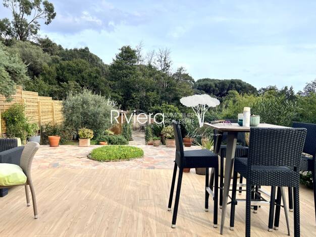 Maison de plain-pied à vendre 650 000 € 4 pièces 2 chambres 91 m² 431 m² de terrain Cavalaire-sur-Mer 83240