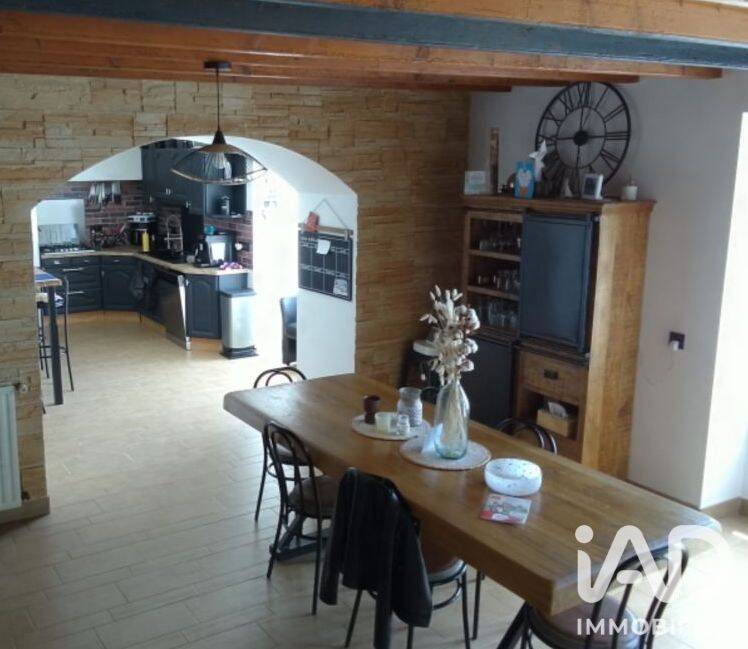 Maison 6 pièces 174 m² · à Saint-Étienne-du-Bois · 174 m² · 299 000 €