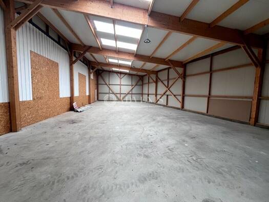 Local d'activités à louer 1 650 € 375 m² d'espace de stockage Montbazon 37250