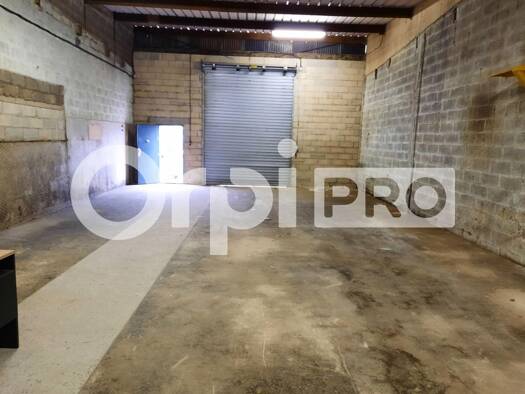 Local d'activités à louer 900 € 140 m² d'espace de stockage Pontpoint 60700