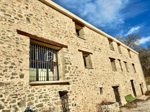 Maison à vendre 745 000 € 12 pièces 7 chambres 279 m² 7 800 m² de terrain Banon 04150