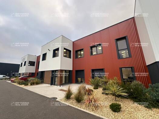 Local d'activités à louer 3 233 € 373 m² d'espace de stockage La Ville-aux-Dames 37700