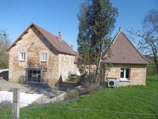 Maison à vendre 420 000 € 9 pièces 4 chambres 231 m² 22 701 m² de terrain Saint-Didier-en-Brionnais 71110