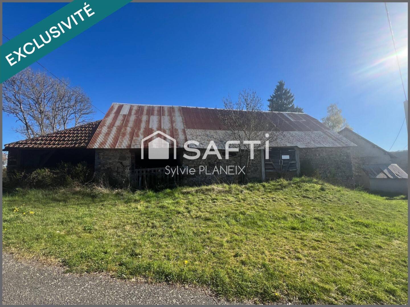 Grange de 200 m2 environ avec étable, terrain de 1860 m2.