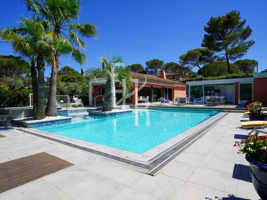 Maison de plain-pied à vendre 1 990 000 € 5 pièces 4 chambres 194 m² 1 800 m² de terrain Mougins 06250