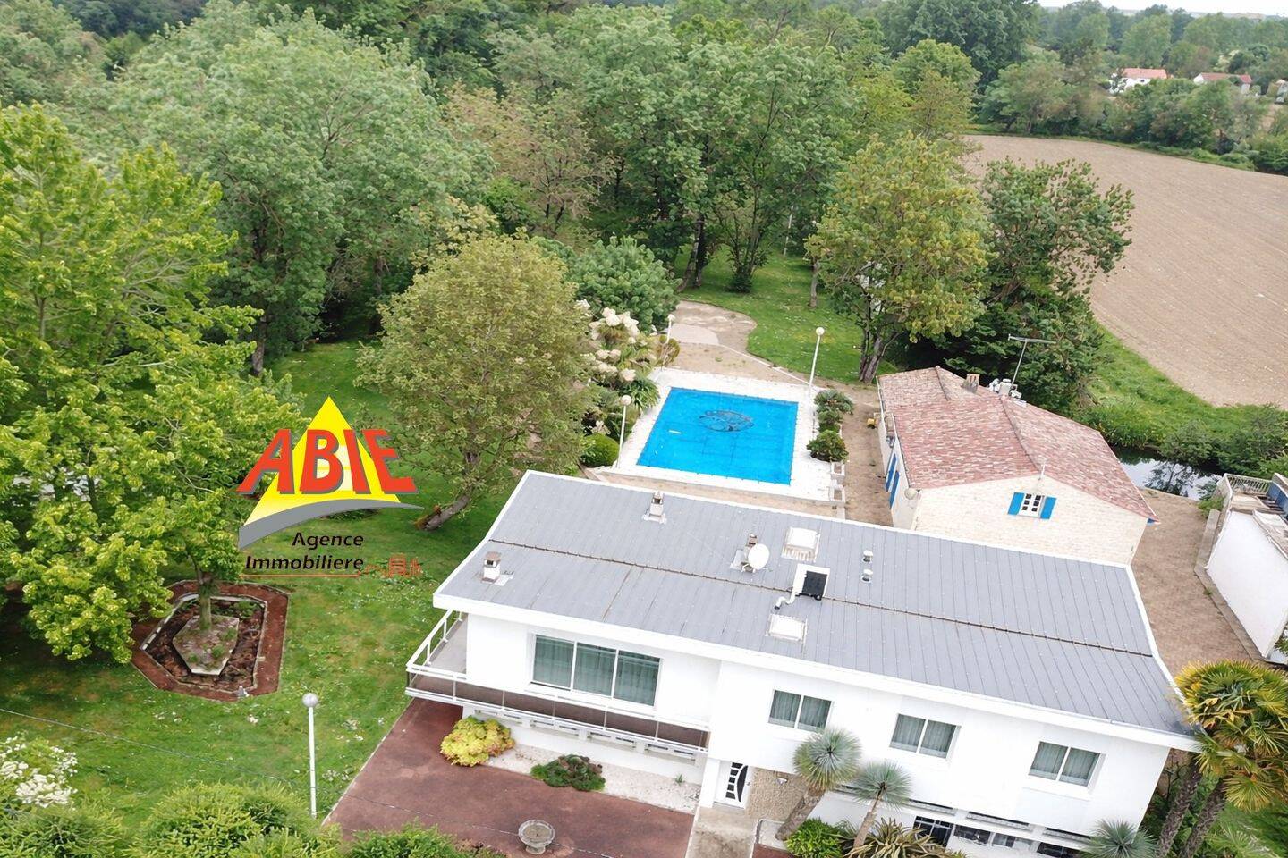 Maison 7 pièces 284 m² · à Magné · 284 m² · 384 800 €