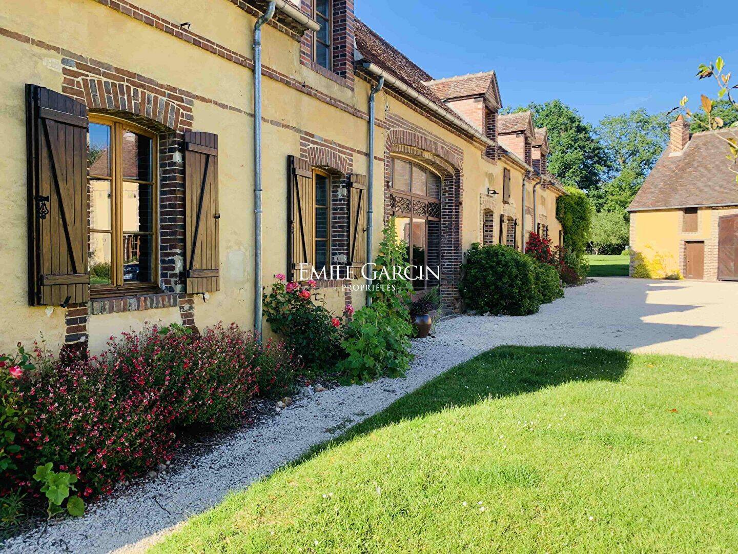 Maison 30 pièces 2500 m² · à Mézilles · 2 500 m² · 1 420 000 €