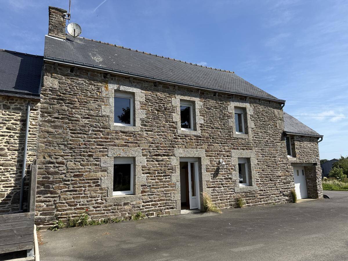 Maison 1 pièce 102 m² · à Plouguenast-Langast · 101,9 m² · 126 000 €