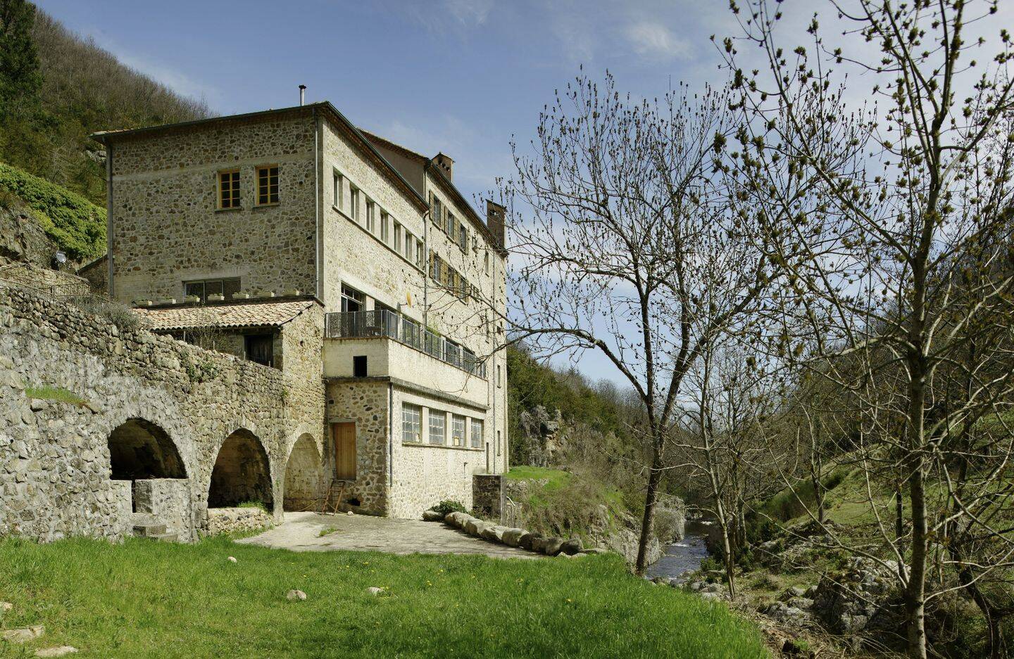 Maison 24 pièces 655 m² · à Saint-Étienne-de-Serre · 655 m² · 920 000 €
