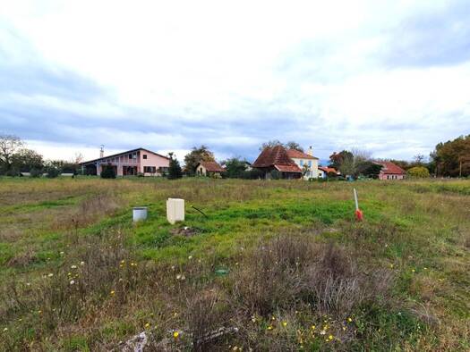 Terrain constructible viabilisé à vendre 57 000 € 800 m² de terrain Carcarès-Sainte-Croix 40400