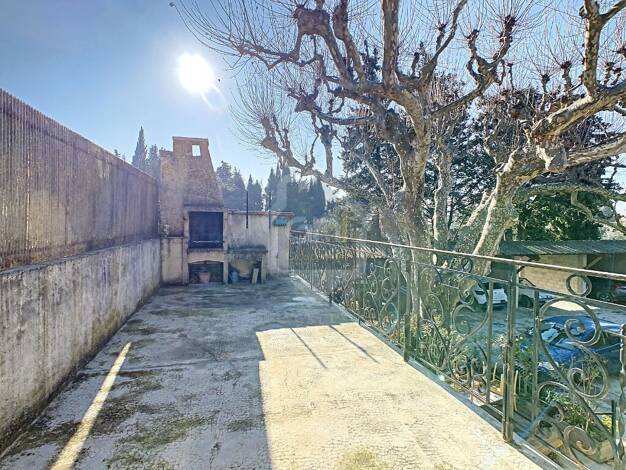 Appartement à louer 880 € 4 pièces 3 chambres 93 m² Étage 1/1 Campagne Sénas 13560