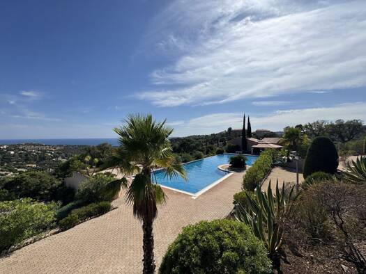 Appartement à vendre 244 500 € 2 pièces 1 chambre 43,6 m² RDC/1 Roquebrune-sur-Argens 83380
