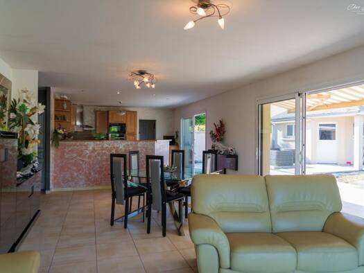 Maison de plain-pied à vendre 339 000 € 3 pièces 2 chambres 100 m² 700 m² de terrain Notre-Dame-d'Oé 37390