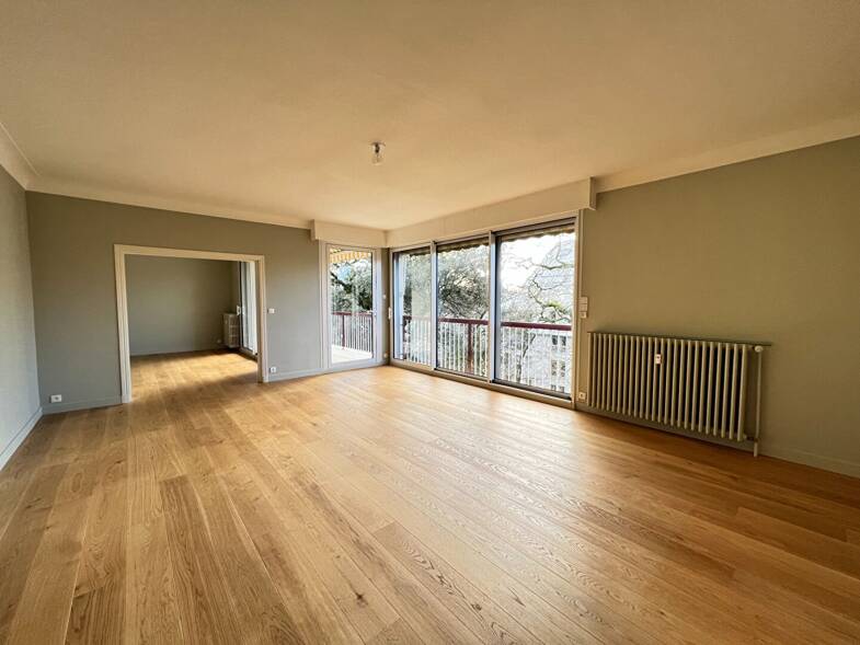 Appartement à louer 2 260 € 5 pièces 3 chambres 131 m² Étage 3/4 Nantes 44000