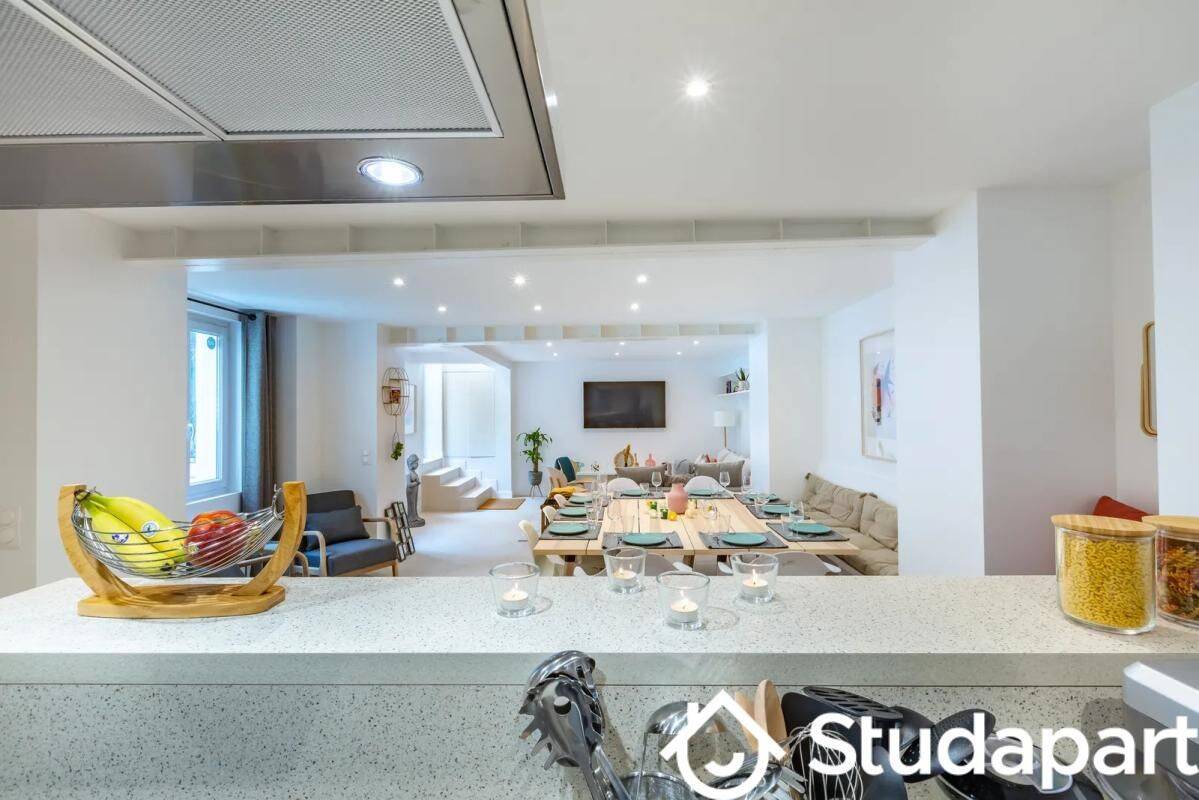 1 pièce 101 m² · à Paris 18ème Arrondissement · 101 m² · 1 200 €