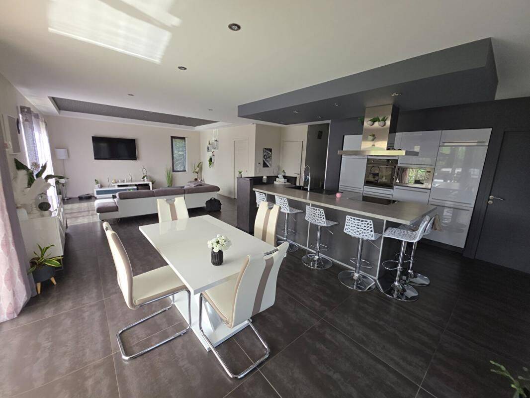 Maison 6 pièces 185 m² · à Geyssans · 185 m² · 445 000 €