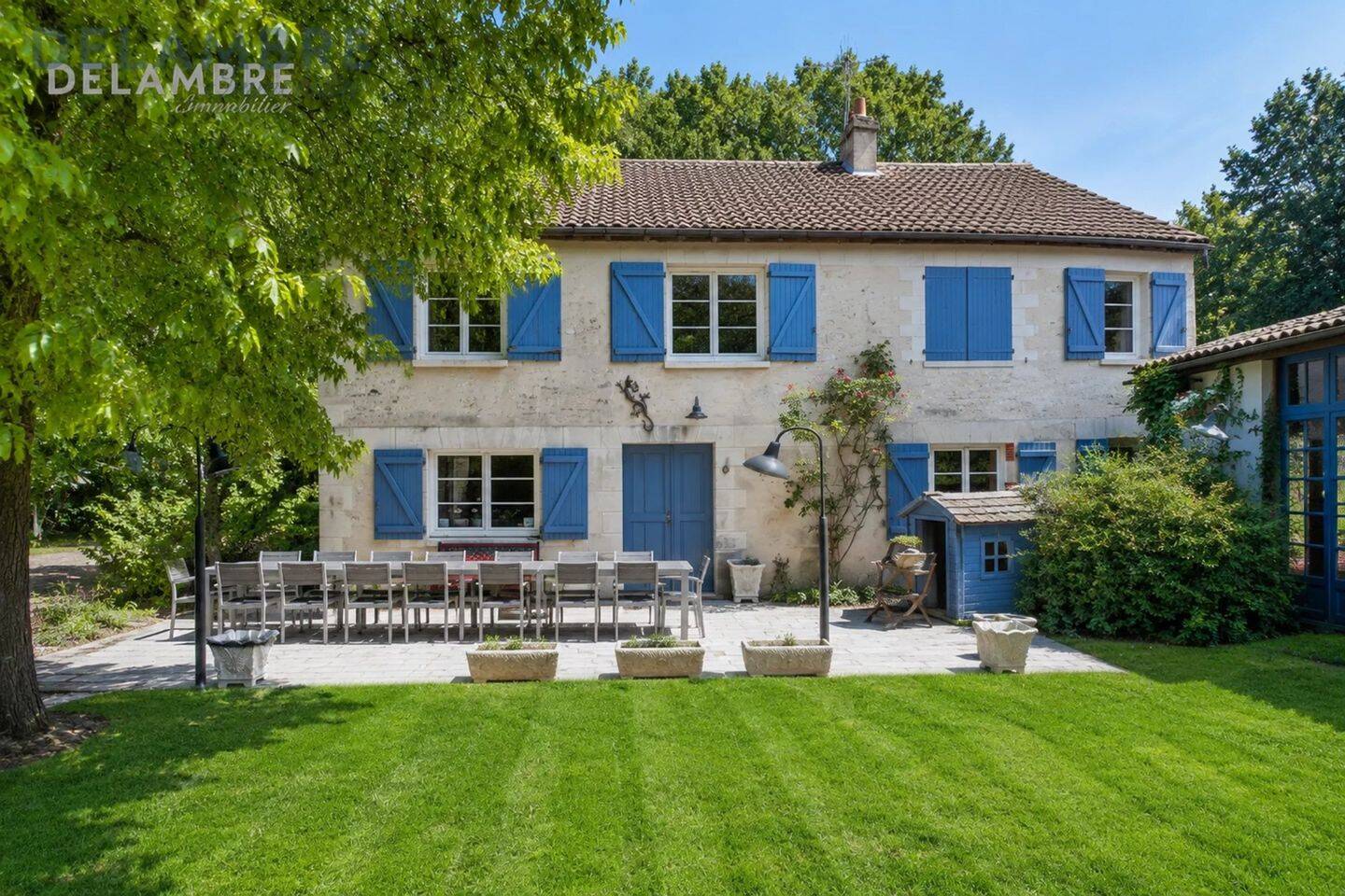 Maison 11 pièces 294 m² · à Luzé · 294 m² · 590 000 €