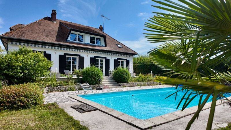 Maison 8 pièces 228 m² · à Rozières-en-Beauce · 228 m² · 385 000 €