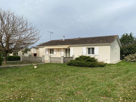 Maison de plain-pied à vendre 189 500 € 3 pièces 2 chambres 88 m² 1 650 m² de terrain Est Coutras 33230
