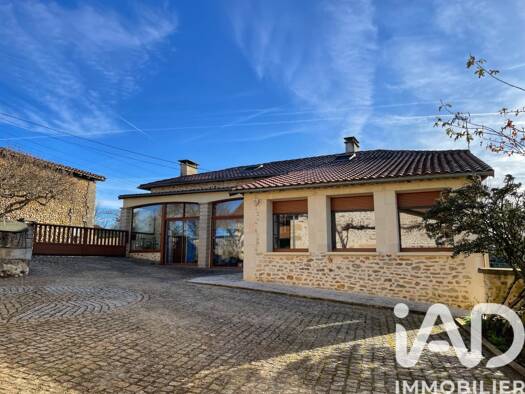 Villa à vendre 370 000 € 6 pièces 3 chambres 266 m² 3 225 m² de terrain Suaux 16260