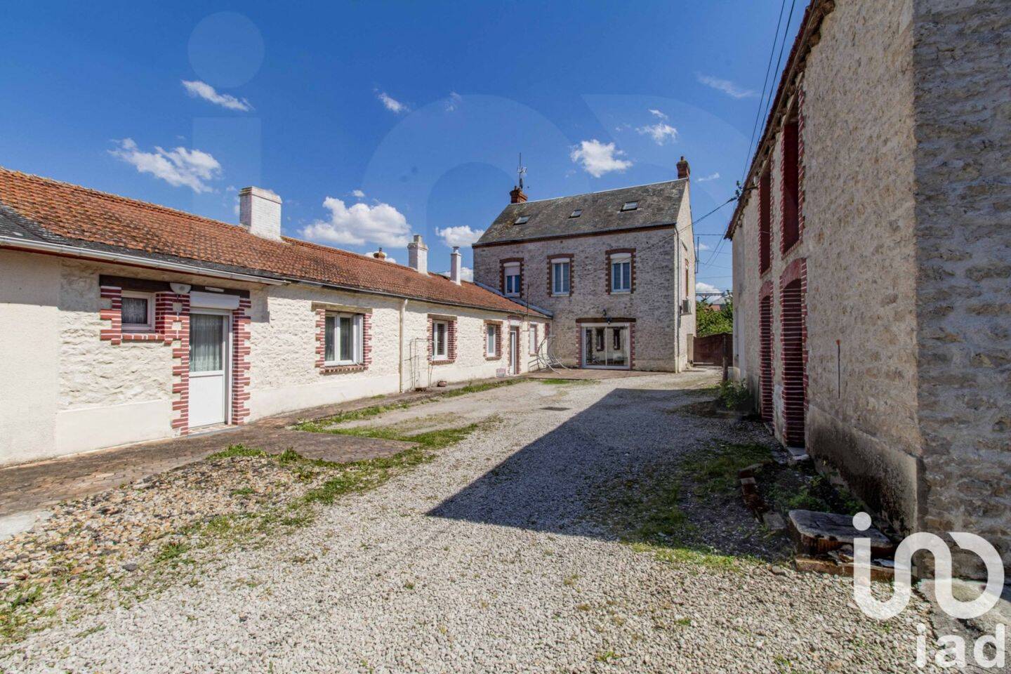 Maison 15 pièces 330 m² · à Corbeilles · 330 m² · 265 000 €