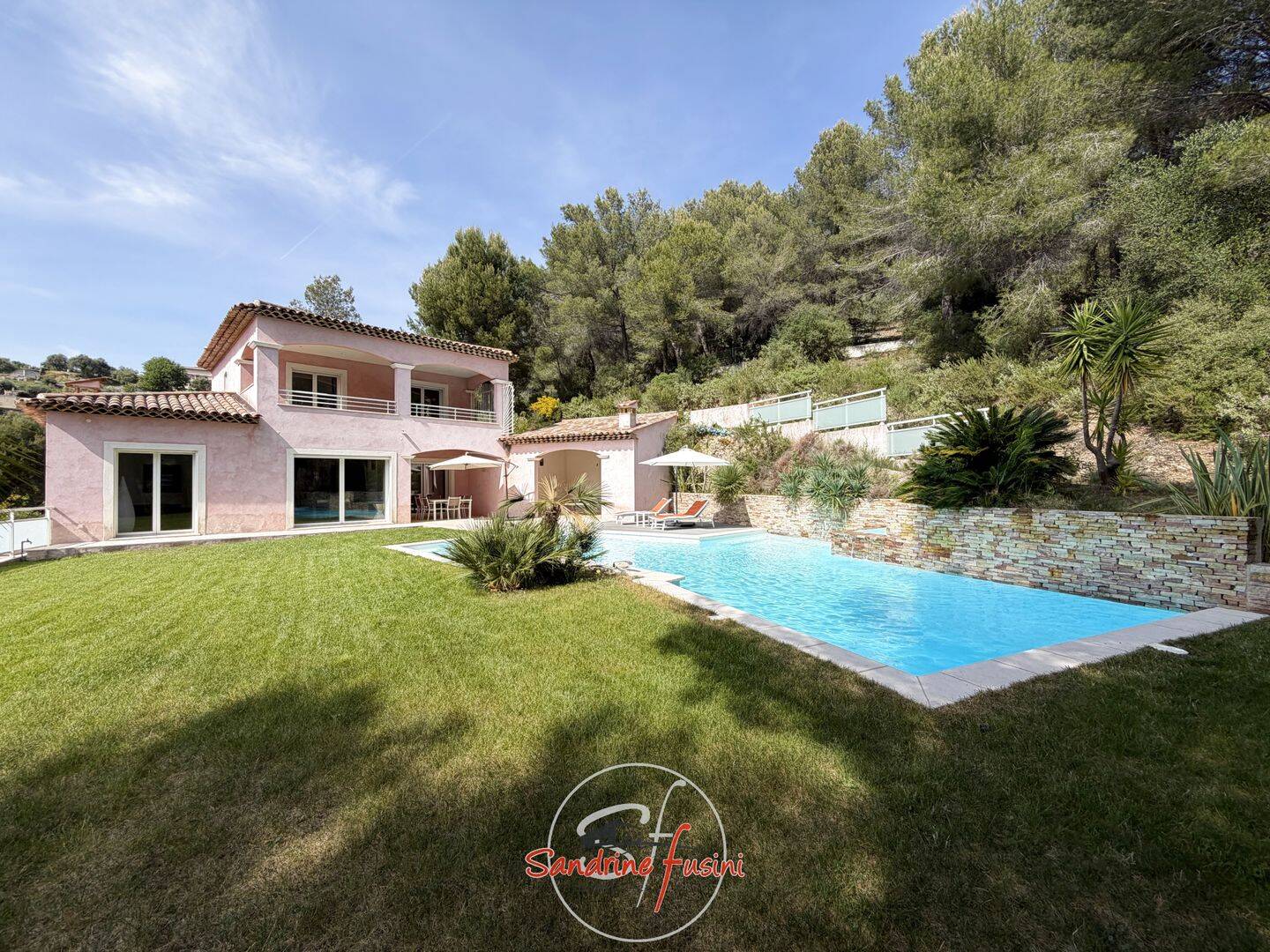 Maison 5 pièces 174 m² · à Saint-Martin-du-Var · 174,1 m² · 1 049 000 €