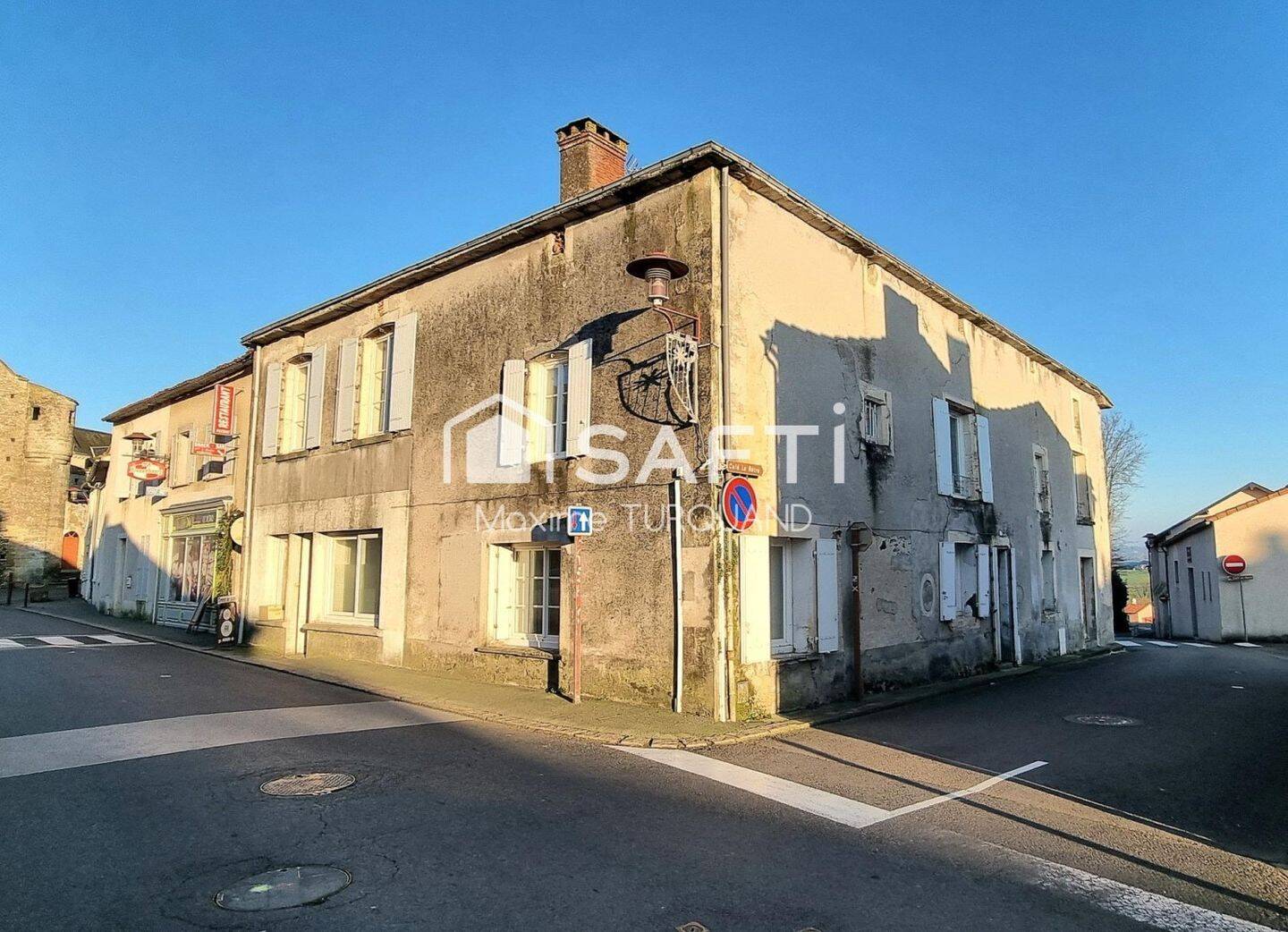 Maison 10 pièces 275 m² · à Réaumur · 275 m² · 75 000 €