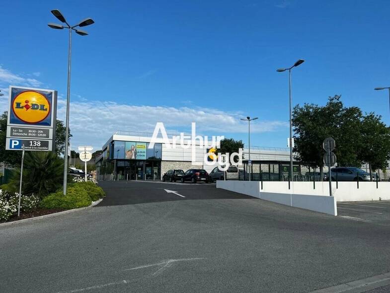 Local commercial à louer 3 500 € 250 m² de surface de vente Roquebrune sur Argens 83520