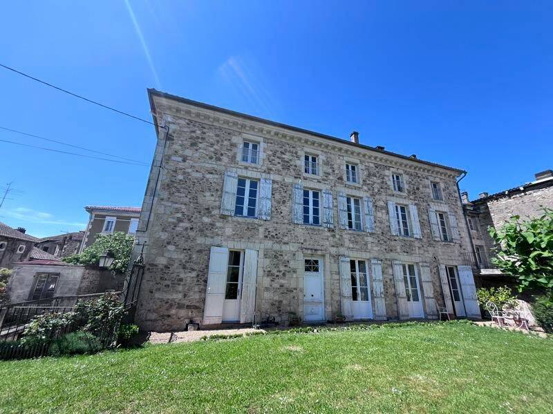 Maison 8 pièces 178 m² · à Nontron · 178 m² · 129 600 €