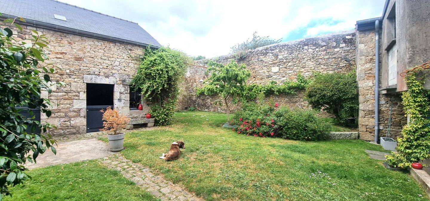 Maison 10 pièces 225 m² · à Guingamp · 225 m² · 235 000 €