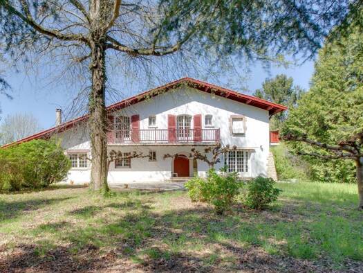 Maison à vendre 898 000 € 11 pièces 8 chambres 315 m² 14 740 m² de terrain Saint-Pée-sur-Nivelle 64310