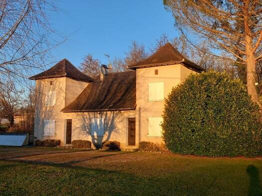 Maison à vendre 180 000 € 8 pièces 6 chambres 146 m² 3 248 m² de terrain Aynac 46120