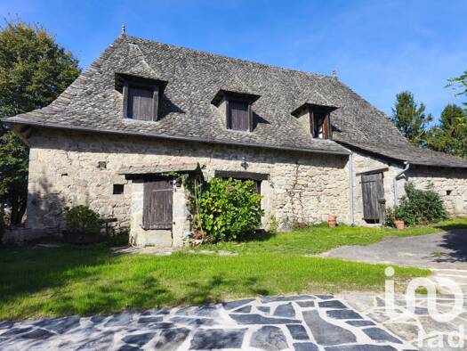 Maison à vendre 242 000 € 8 pièces 4 chambres 120 m² 7 349 m² de terrain Mourjou 15340