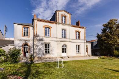 Hôtel particulier à vendre 1 648 000 € 9 pièces 2 chambres 270 m² 840 m² de terrain Nantes 44000