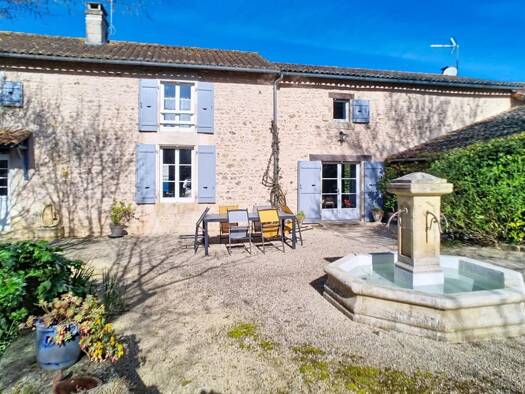 Maison à vendre 336 000 € 8 pièces 6 chambres 219 m² 13 839 m² de terrain Saint-Maurice-la-Clouère 86160