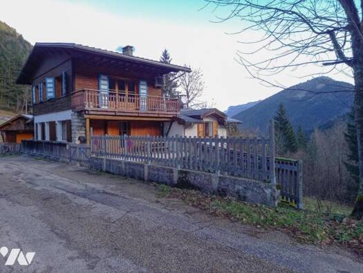 Maison à vendre 285 000 € 6 pièces 2 chambres 2 673 m² de terrain Saint-Pierre-d'Entremont 38380