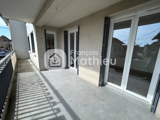 Appartement à louer 720 € 4 pièces 3 chambres 88 m² RDC Saint-Trivier-de-Courtes 01560