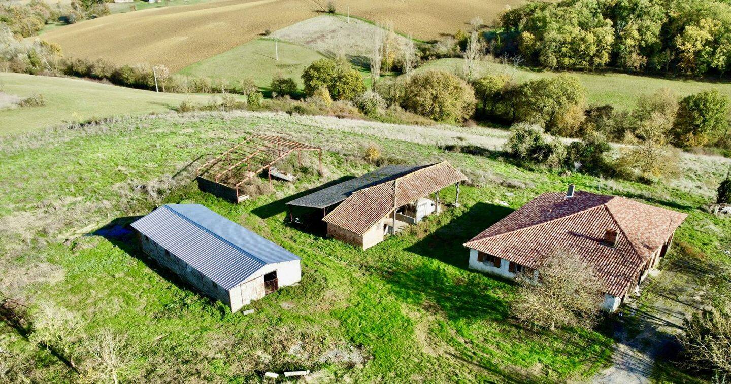 Corps de ferme de 200 m2 a rénover + Hectares Agricoles